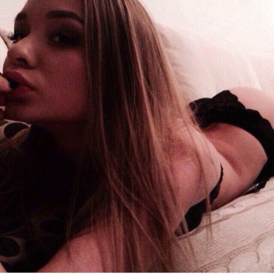 sexy teen with perfect ass in bed