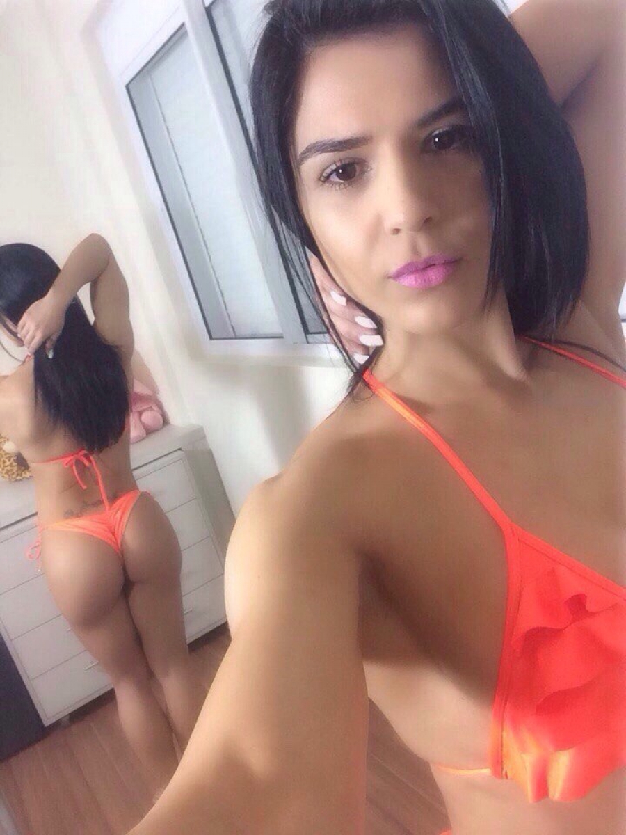 Amateur mirrored selfie hot ass