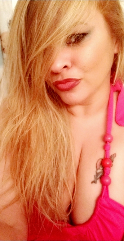 Latina milf selfie nice cleavage, lips and blonde hair