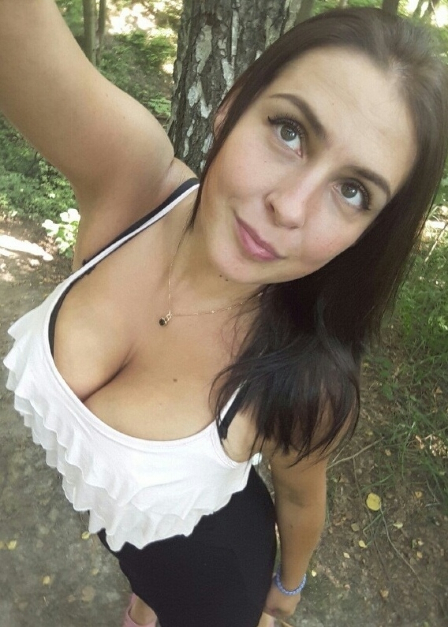 outdoor busty milf selfie