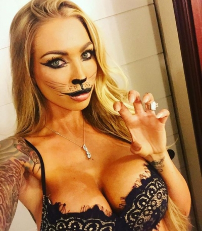 big boobs haloween seilfie